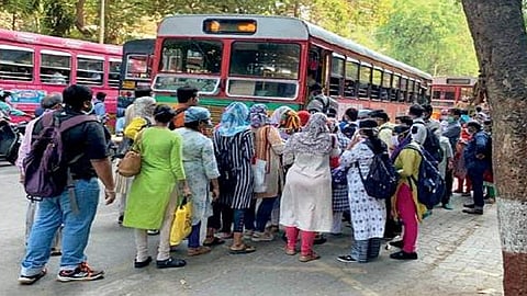 बसगाड्यांमध्ये नव्हे, रांगेतच जीव गुदमरतोय; वाचा मुंबईकर काय म्हणतायत...