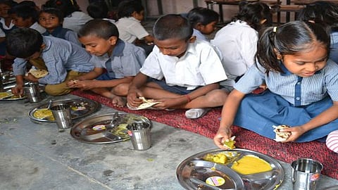 भात नको...आम्हाला अंडी द्या ! विद्यार्थ्यांची मागणी