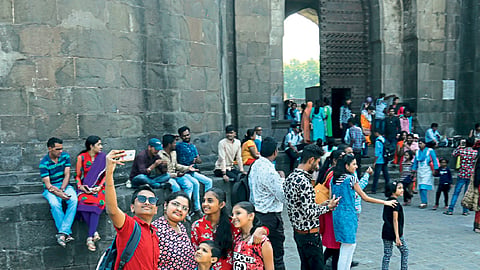 सुट्यांमुळे शनिवारवाडा पर्यटकांनी बहरला
