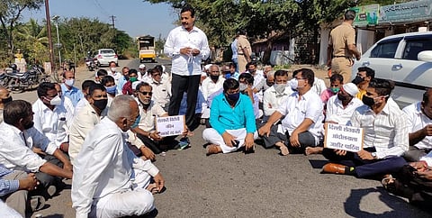 पुणे-पंढरपुर पालखीमहामार्गावर ठिय्या मारुन मोदी सरकारच्या विरोधात घोषणा