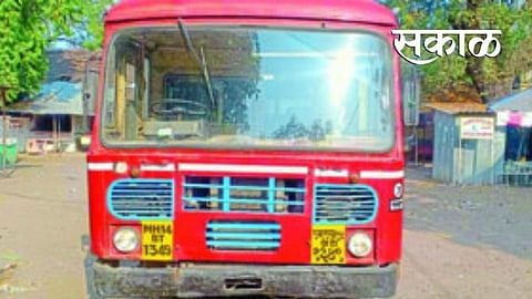 प्रवासात वृध्दाची अचानक प्रकृती बिघडली; मग काय, एसटी बस थेट ग्रामीण रुग्णालयात नेली