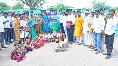 Supriya Sule talks with villagers at Siddeshwar Nimbodi