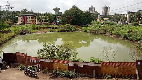 ऐरोलीतील नाट्यगृह बांधण्यासाठी खोदलेला खड्डा