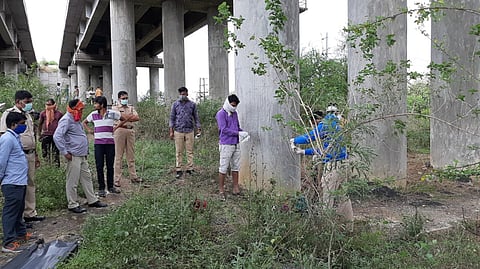 टेकाडी ः घटनास्थळावर पंचनामा करताना कन्हान पोलिस.