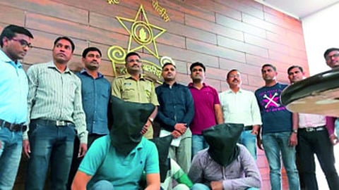 चंद्रपूर : अटकेतील आंतरराज्यीय टोळीसह पोलिस अधिकारी.