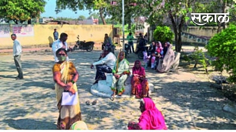 महिलांवर कुंटूब नियोजनाची शस्ञक्रिया केल्या; दुसऱ्या दिवशी सुरू झाला त्रास आणि डाॅक्टरसह कर्मचारी गैरहजर