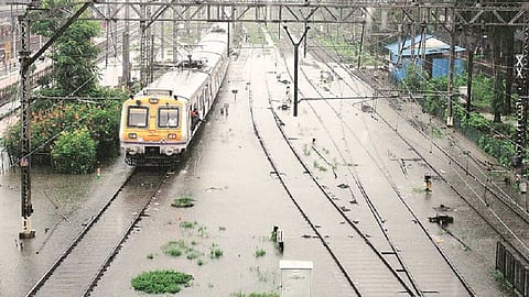 मुंबईची लाईफलाईन पुन्हा ठप्प; तीनही रेल्वेमार्गावर पाणी भरले...