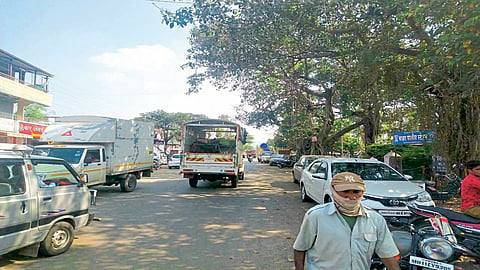 ग्रामस्थांना विश्वास; पोलिसांनी लक्ष घातले तर वाठारच्या पार्किंगचे ग्रहण सुटेल