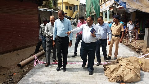 व्हाईट थिन टॉपिंग या तंत्रज्ञानाची पाहणी करताना तत्कालीन आयुक्त एन . रामास्वामी (संग्रहित छायाचित्र).