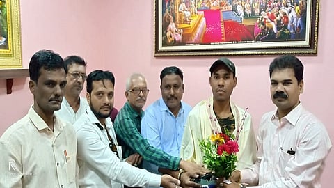 मोठ्या पगाराची नोकरी सोडून तो देतोय प्लॅस्टिकमु्क्त भारताचा संदेश