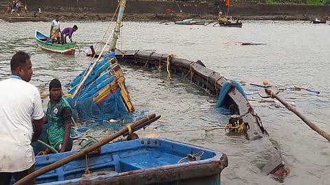 accident of boat for yesterday in see was avert when the message was done by administration in ratnagiri