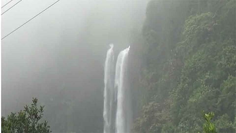 दोनशे फुटावरून कोसळणारा मांगेली धबधबा (व्हिडिओ)