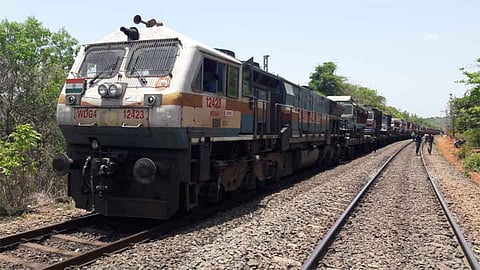 एक तासापासून कोकण रेल्वे मार्गावरील वाहतूक ठप्प