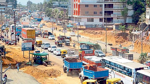 मुंबई - गोवा महामार्गावर वाहतूक कोंडीने हाल