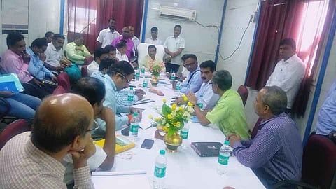 चिपी - विमानतळ येथे खासदार विनायक राऊत यांनी अधिकाऱ्यांची बैठक घेत आढावा घेतला.