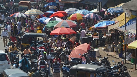 दिवाळी खरेदीसाठी बाजारांमध्ये मोठी गर्दी; नागरिकांनी सोडली कोरोनाची भीती