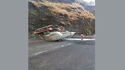 मुंबई-पुणे द्रुतगती महामार्गावर दुधाचा टॅंकर उलटला; महामार्गावर वाहनांचा खोळंबा
