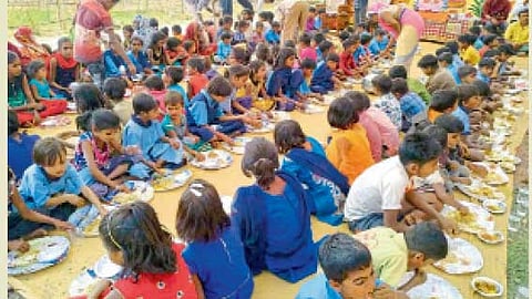 आदिवासी पाड्यांतील गरजूंना अन्न, कपडे वाटप