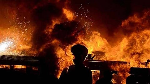Mumbai fire | गोरेगावच्या बांगुरनगरमधील लक्ष्मी पार्क स्टुडिओ जळून खाक