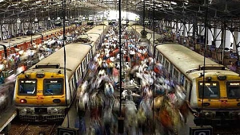 मुंबईची लोकल 1 नोव्हेंबरपासून सुरू होणे शक्य? 'या' संस्थेने दिला महत्वपूर्ण अहवाल