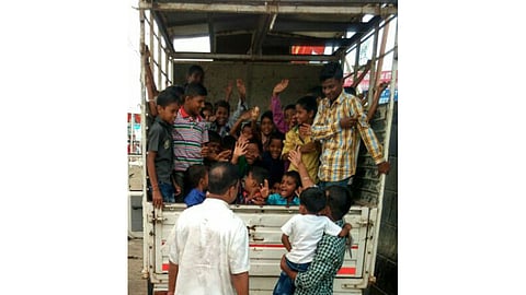 टेम्पो भरून चला पिक्चरला...!