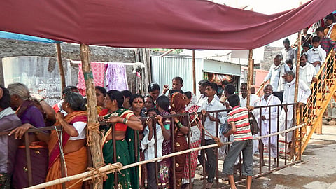 श्री विठ्ठलाच्या दर्शनासाठी साडेअकरा तास पाळीत