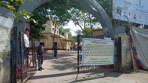 औरंगाबाद : जिल्हा परिषदेच्या प्रवेशद्वारावर लावण्यात आलेला जनतेला आवाहन करण्यात येणारा फलक.