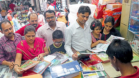 वह्या-पुस्तकांसाठी दुकानांत गर्दी