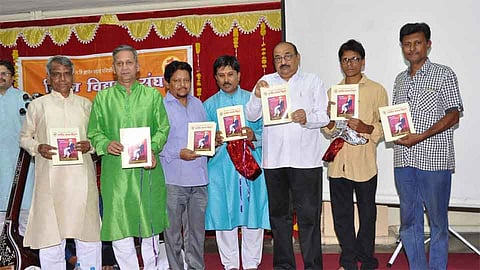 आद्य तंतुवाद्य निर्माते फरीद सतारमेकर विशेषांकाचे प्रकाशन