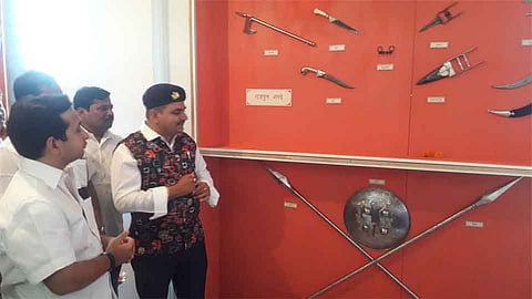 शस्त्रांच्या प्रतिकृतीतून इतिहास पोहचविण्याचा प्रयत्न - नितेश राणे