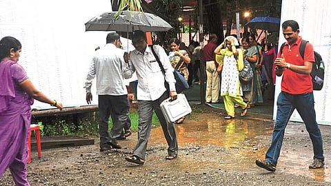 अलिबाग : स्ट्राँग रूममधून मतदान साहित्य घेऊन जाताना कर्मचारी.