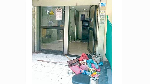 डहाणूकर कॉलनी - एटीएम केंद्राबाहेर पडलेला अस्ताव्यस्त कचरा.