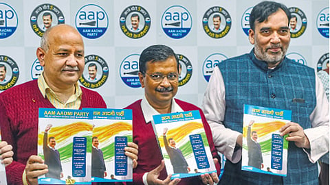 नवी दिल्ली - आम आदमी पक्षाच्या निवडणूक जाहिरनाम्याचे मंगळवारी प्रकाशन करताना (डावीकडून) दिल्लीचे उपमुख्यमंत्री मनीष सिसोदिया, मुख्यमंत्री अरविंद केजरीवाल आणि मंत्री गोपाल राय.
