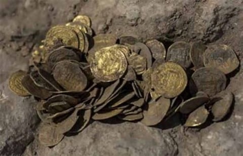 खोदकाम करतांना सापडली जूनी नाणी आणि गावात पसरली अफवा !