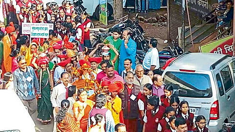 भिलार - अखिल भारतीय मराठी बालकुमार साहित्य संमेलनाला शुक्रवारी ग्रंथदिंडीने सुरवात झाली. ग्रंथदिंडीत भिलार, वाई, महाबळेश्वर व सातारा परिसरातील १५ ते २० शाळांतील विद्यार्थी महापुरुष, समाजसेवकांचा वेश परिधान करून सहभागी झाले होते.