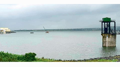 भामा आसखेड (ता. खेड) : समाधानकारक पावसामुळे धरणातील काठोकाठ भरलेला पाणीसाठा .