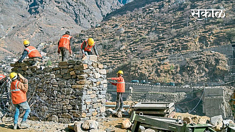 चामोली : बीआरओ कर्मचाऱ्यांकडून मल्लारी-रैणीस जोडणाऱ्या पुलाचे काम युद्धपातळीवर सुरू आहे.