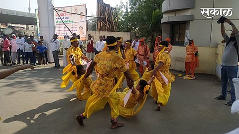 महाराष्ट्रीयन बांधवांचे गुजरातींकडून मनोरंजन