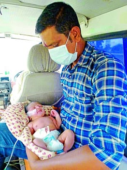 देवदूतासारखा तो धावून आला, अन वाचला नवजात बाळाचा जीव