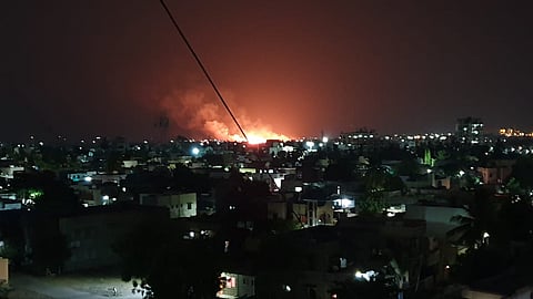 #Solapur : फटाक्यांच्या आतषबाजीमुळे विमानतळ परिसरात आग