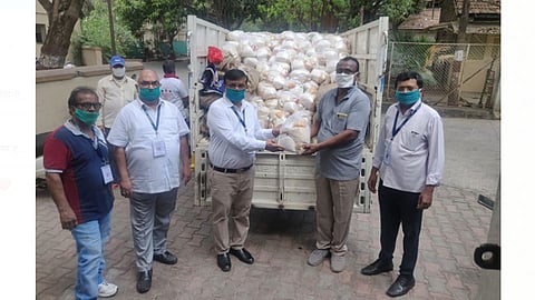 दलित इंडियन चेंबर ऑफ कॉमर्स अँड इंडस्ट्री तर्फे गरजू नागरिकांना अन्न व जीवनावश्यक वस्तूंचे वाटप.
