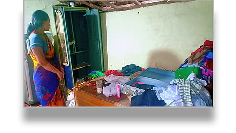 कोतेवाडा: येथील गोपाल डेकाटे यांच्याकडील चोरट्यांनी फोडलेली आलमारी.