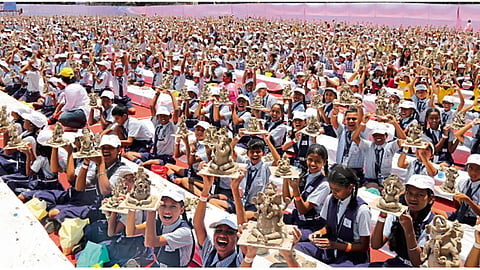 बाबूराव सणस मैदान - पर्यावरणपूरक शाडूच्या तब्बल ३०८२ गणेशमूर्ती अवघ्या ९० मिनिटांत घडवून शहरातील विद्यार्थ्यांनी गुरुवारी विक्रम केला.