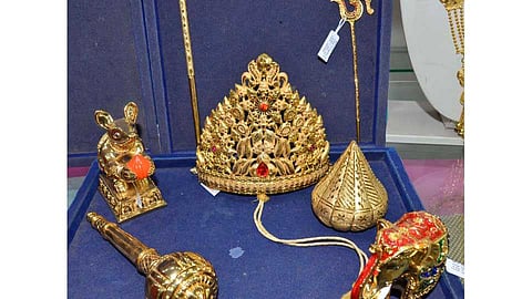 सोन्याच्या दुर्वा अन् चांदीचे मोदक