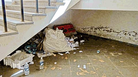 Garbage in kolhapur collector office.gif