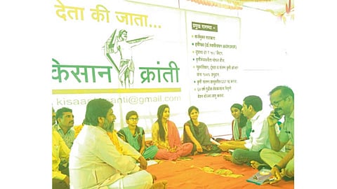 पुणतांबा, जि. नगर - शेतकऱ्यांच्या विविध मागण्यांसाठी निकिता धनंजय जाधव, पूनम राजेंद्र जाधव आणि शुभांगी संजय जाधव या शेतकऱ्यांच्या मुलींनी सुरू केलेले अन्नत्याग आंदोलन तिसऱ्या दिवशीही सुरूच होते.