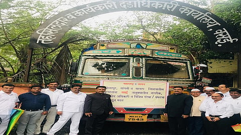 पूरग्रस्तांना मदत पाठवताना किरण सुरवसे, डॉ, दीपक क्षीरसागर आणि अन्य अधिकारी, कर्मचारी.