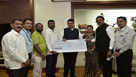 भाईंदर ः मुख्यमंत्री देवेंद्र फडणीस यांना पूरग्रस्तांच्या मदतीसाठीचा धनादेश सुपूर्द करताना आमदार नरेंद्र मेहता, महापौर डिंपल मेहता आदी मान्यवर.