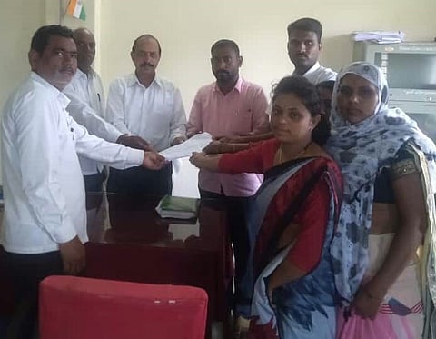 नरखेड ः गटशिक्षणाधिकारी धवड यांना निवेदन देताना खेडी खुर्द येथील गावकरी.
