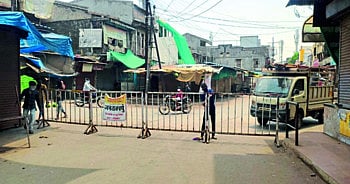 अखेर... बॅरिकेटस् टाकत नवापूर शहर झाले सील !